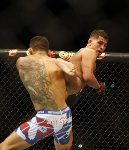 Fotos da vitria de Rafael dos Anjos, que valeu o cinturo dos leves do UFC