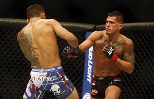 Fotos da vitria de Rafael dos Anjos, que valeu o cinturo dos leves do UFC