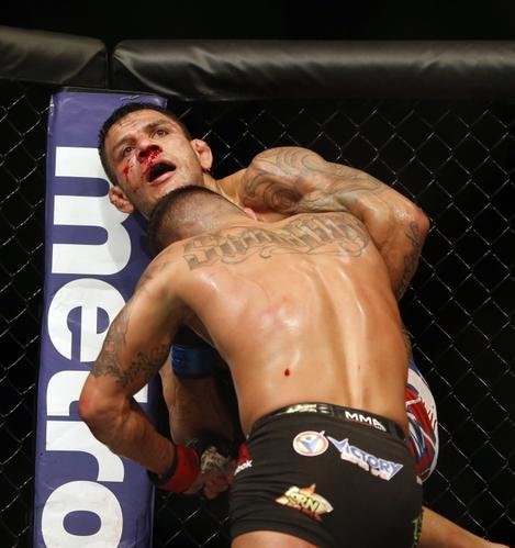 Fotos da vitria de Rafael dos Anjos, que valeu o cinturo dos leves do UFC