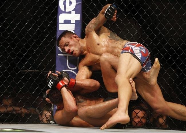 Fotos da vitria de Rafael dos Anjos, que valeu o cinturo dos leves do UFC