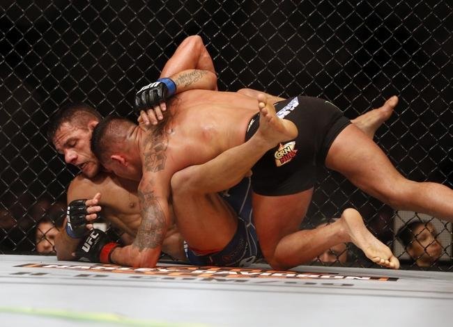 Fotos da vitria de Rafael dos Anjos, que valeu o cinturo dos leves do UFC