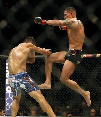 Fotos da vitria de Rafael dos Anjos, que valeu o cinturo dos leves do UFC