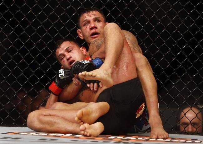 Fotos da vitria de Rafael dos Anjos, que valeu o cinturo dos leves do UFC