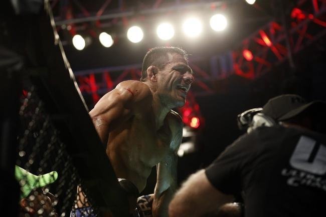 Fotos da vitria de Rafael dos Anjos, que valeu o cinturo dos leves do UFC