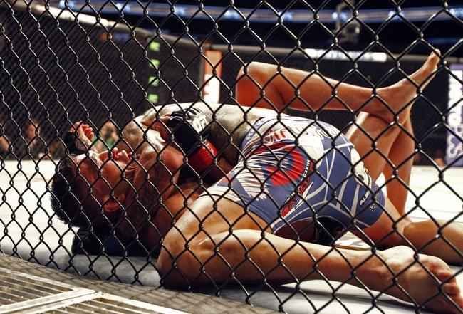 Fotos da vitria de Rafael dos Anjos, que valeu o cinturo dos leves do UFC