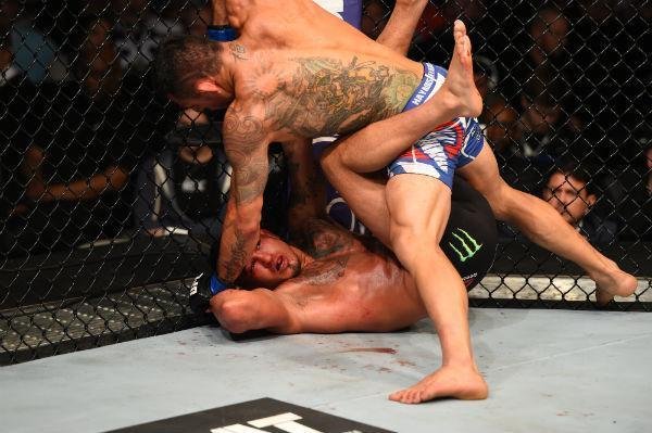 Fotos da vitria de Rafael dos Anjos, que valeu o cinturo dos leves do UFC