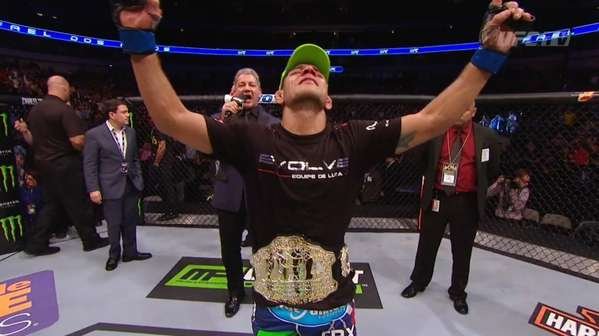 Fotos da vitria de Rafael dos Anjos, que valeu o cinturo dos leves do UFC