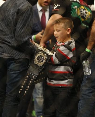 Fotos da vitria de Rafael dos Anjos, que valeu o cinturo dos leves do UFC