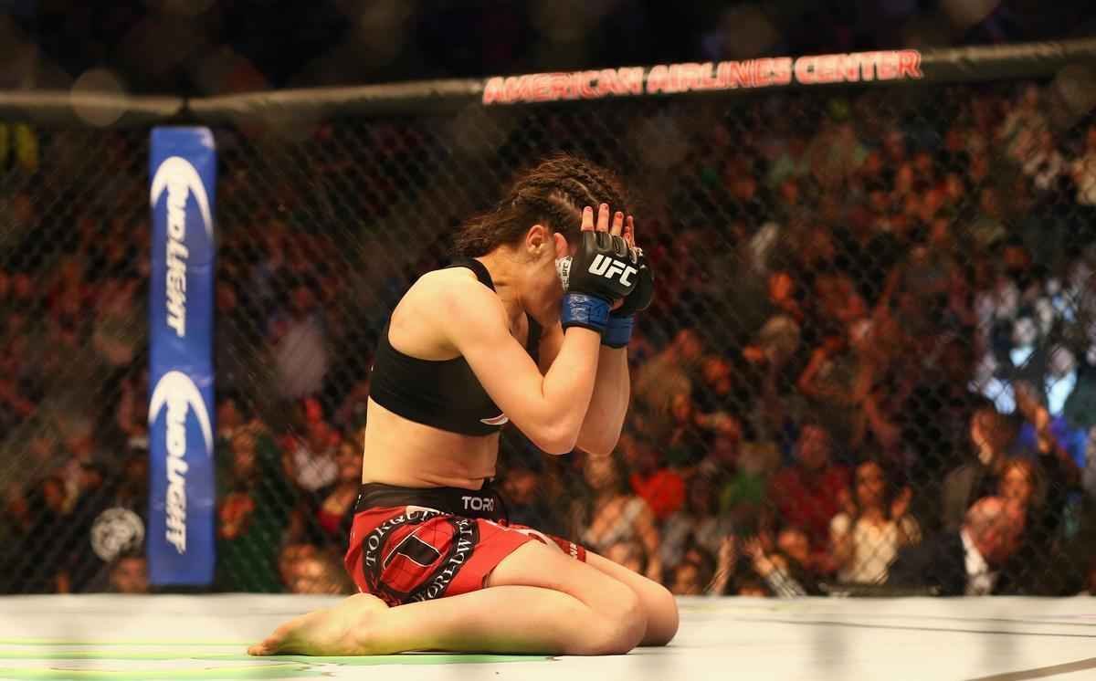 Imagens da vitria de Joanna Jedrzejczyk, que conquistou o cinturo peso palha do UFC
