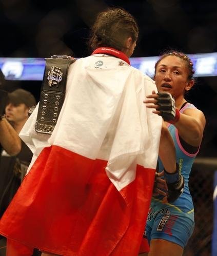 Imagens da vitria de Joanna Jedrzejczyk, que conquistou o cinturo peso palha do UFC
