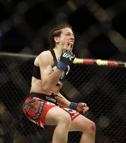 Imagens da vitria de Joanna Jedrzejczyk, que conquistou o cinturo peso palha do UFC