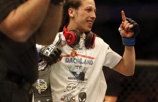 Imagens da vitria de Joanna Jedrzejczyk, que conquistou o cinturo peso palha do UFC