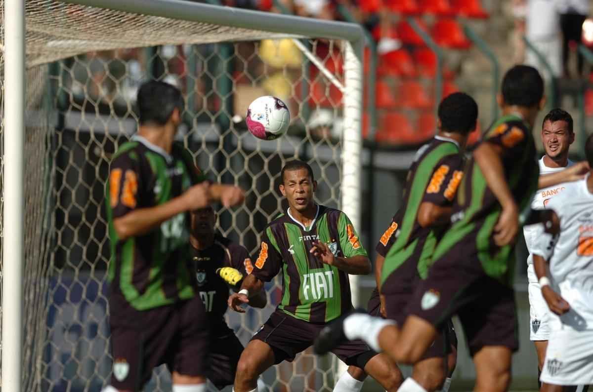 Leandro Ferreira (volante) - tambm tem grande identificao com o Coelho, clube que defendeu por quase seis anos. Foram 202 jogos e 19 gols. Em 2015, Leandro  capito do Guarani de Divinpolis, do Mdulo I do Estadual.