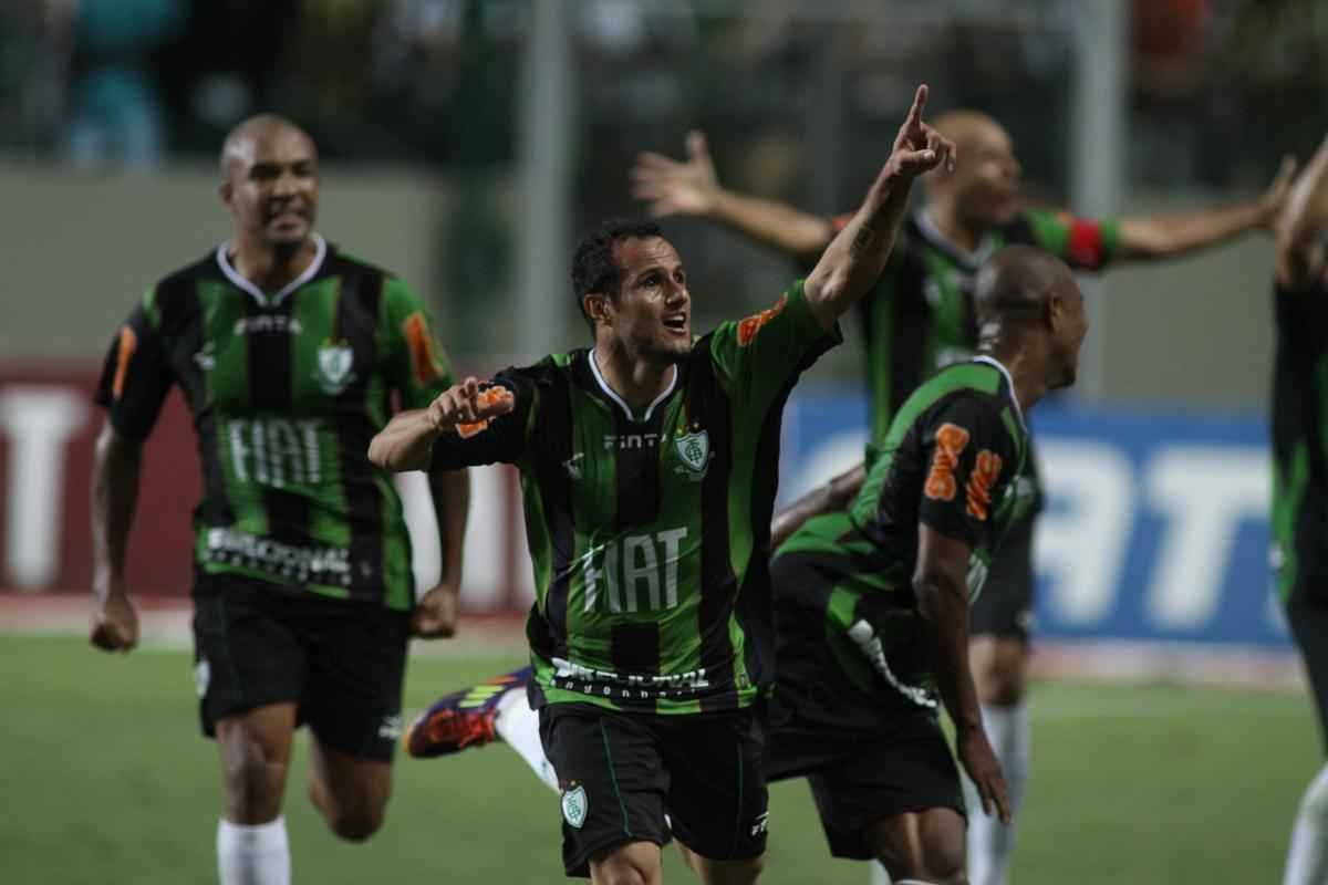 Bruno Meneghel (atacante) - embora meterica, a passagem de Meneghel pelo Amrica foi positiva. Ele era considerado o 'talism' do time, j que entrava no decorrer das partidas e decidia com gols ou assistncias. Foram sete bolas na rede em 20 partidas pelo Coelho. Depois, Bruno partiu rumo ao futebol chins, onde passou por Qingdao Jonoon e Dalian Aerbin. No pas oriental, o atacante j anotou 21 tentos em 53 partidas.