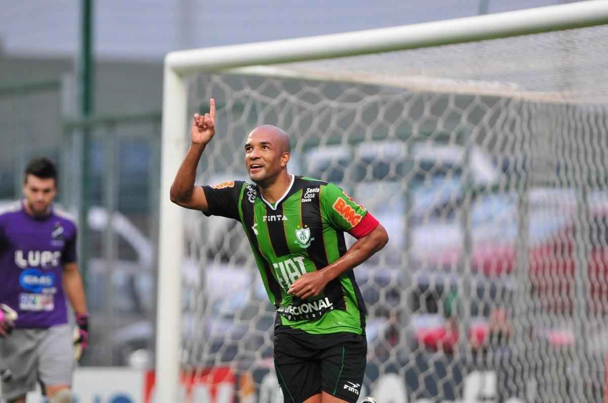 Gabriel (zagueiro) - exmio cabeceador, o defensor marcou 14 gols em 126 partidas pelo Coelho. Aos 32 anos de idade, ele defende o Caldas Novas-GO.