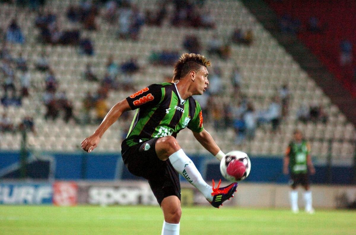 Moiss (volante) - revelado na base do Amrica, Moiss integrou os times campees do Mdulo II do Mineiro, em 2008, e da Srie C do Brasileiro, em 2009. Durante quase cinco anos como profissional do clube, esteve emprestado a Boa Esporte, Sport e Coritiba. Quando ganhou espao no CT Lanna Drumond, o meio-campista se destacou e acabou vendido ao BMG, que o repassou  Portuguesa. Hoje o atleta tem 26 anos e veste a camisa do HNK Rijeka, da Crocia. Recentemente seu nome esteve ligado a uma possvel transferncia ao Verona, da Itlia. No Amrica, Moiss marcou seis gols em 70 jogos.