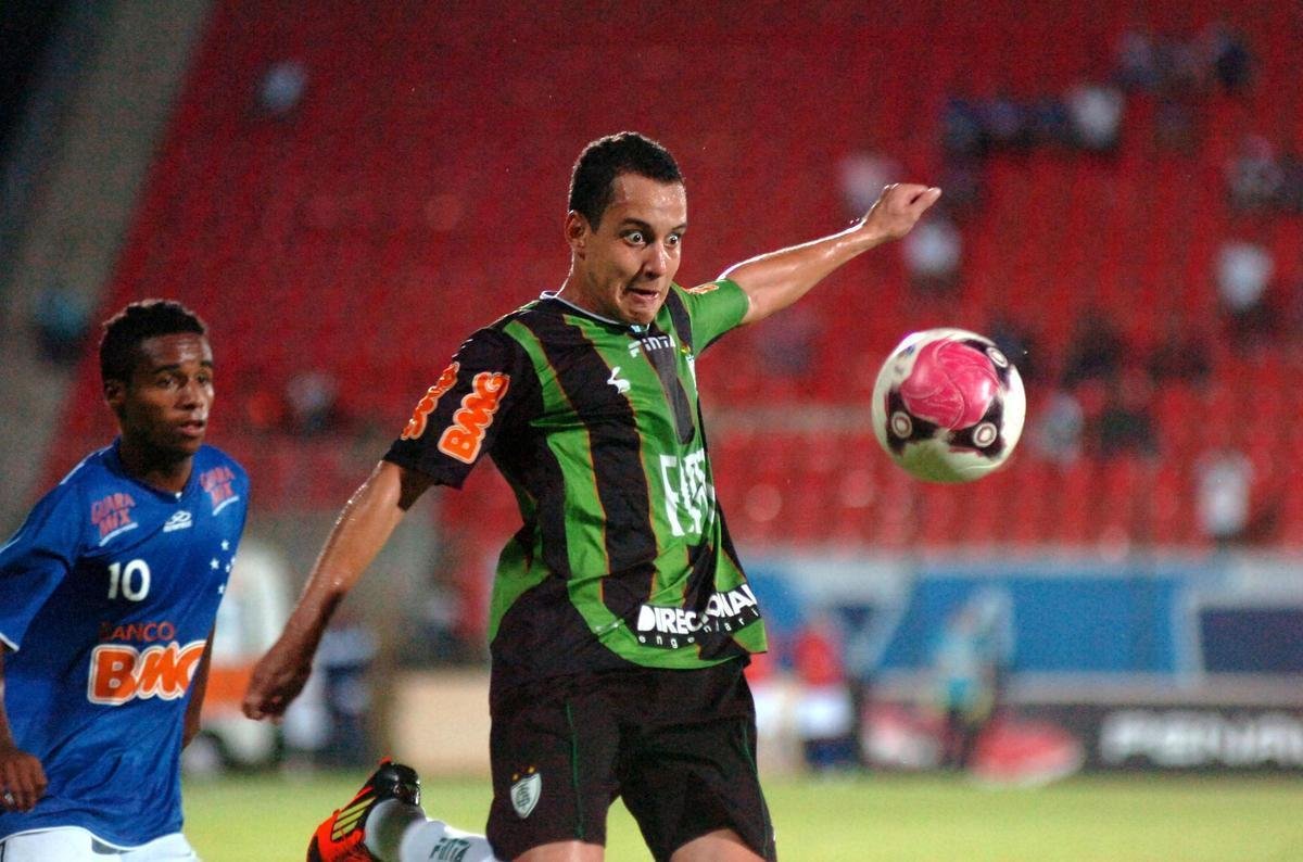 Rodriguinho (armador) - foi o camisa 10 do time por trs anos seguidos. Em 104 jogos marcou 24 gols e despertou ateno de vrios clubes do futebol brasileiro, que queriam a todo custo contrat-lo. O Corinthians venceu as concorrncias e pagou ao Amrica cerca de 4 milhes de reais por metade dos direitos econmicos de Rodriguinho. Mas a camisa do Timo pesou para o atleta, que no rendeu o esperado e acabou cedido por emprstimo a Grmio e posteriormente a Al Sarjah, dos Emirados rabes Unidos, onde joga hoje.