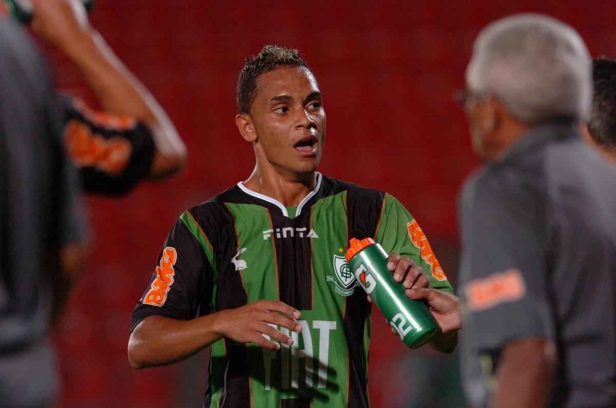 Bryan (lateral-esquerdo) - dos que estiveram em campo pelo Coelho em 29/04/2012  o nico remanescente. Aos 22 anos, Bryan passou por Benfica-POR, Portuguesa e Ponte Preta. No time profissional do Amrica, o lateral j marcou cinco gols em 59 jogos.