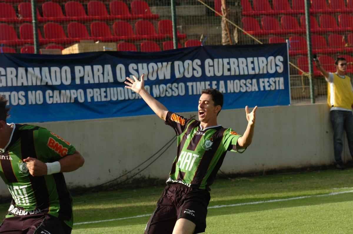 Alessandro (atacante) - revelado na prpria base do Amrica, Alessandro  dolo do clube, pelo qual marcou 56 gols em 169 partidas. No ano passado, o atacante chegou a assinar contrato com o Bahia, mas rescindiu pouco tempo depois por conta de uma leso no joelho.