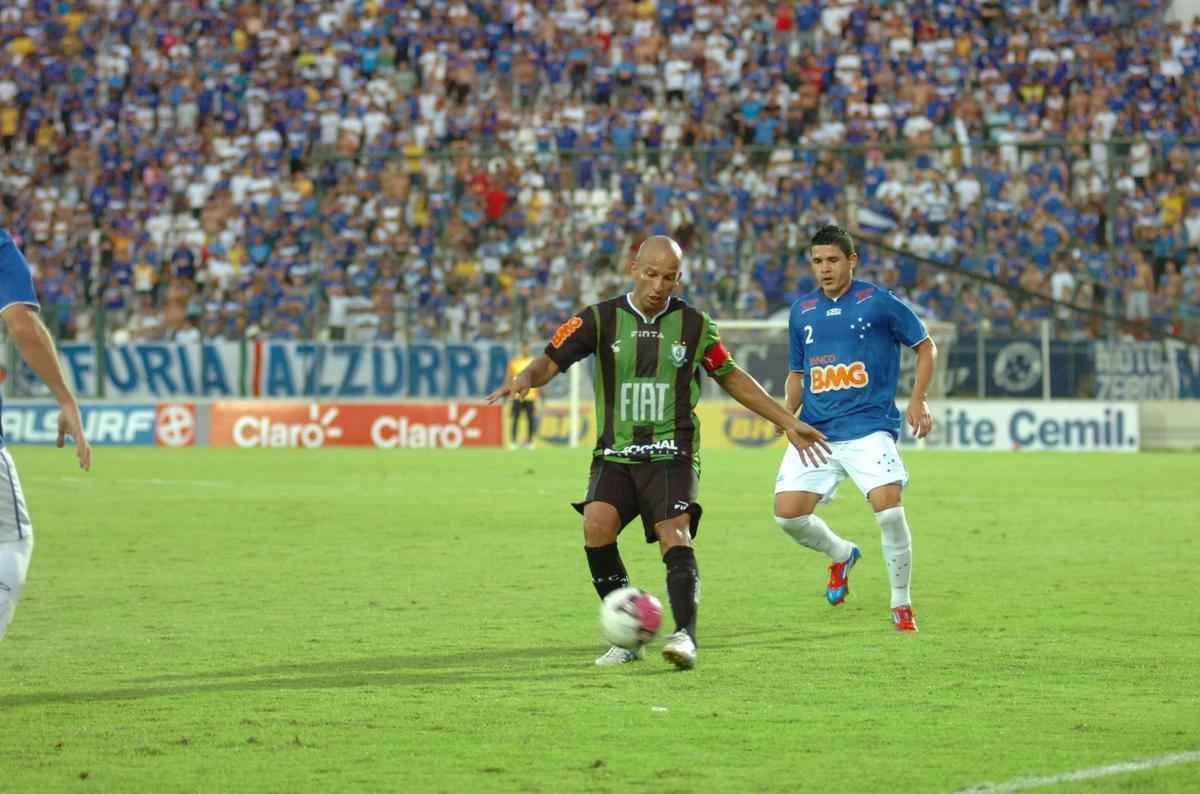 Fbio Jnior (atacante) - um dos maiores dolos da histria centenria do clube alviverde, o centroavante aparece como 11 maior artilheiro de todos os tempos, com 72 gols em 183 partidas. Ele marcou na ltima vez que o Coelho derrotou o Cruzeiro. Aos 37 anos, Fbio Jnior assinou contrato com o Guarani de Divinpolis para a disputa do Campeonato Mineiro.