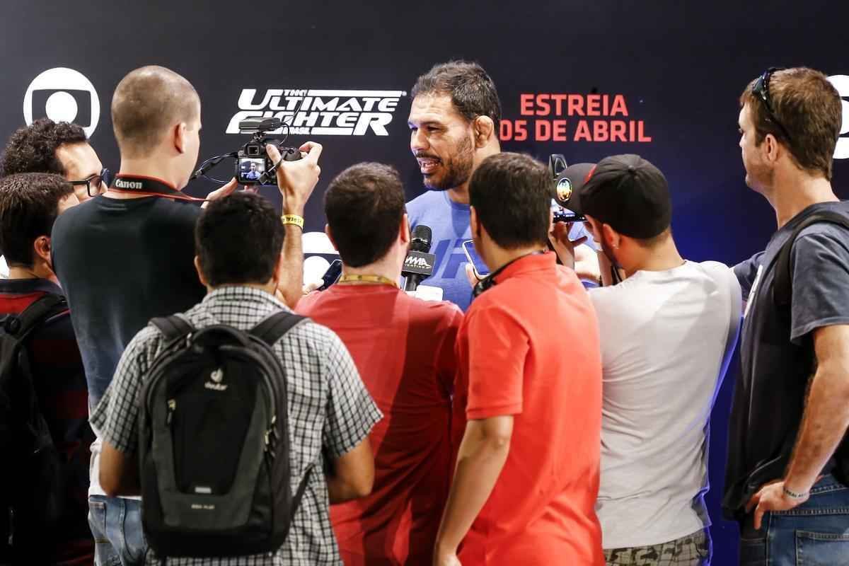Lanamento da quarta temporada do TUF Brasil reuniu os treinadores das equipes, Mauricio Shogun e Rodrigo Minotauro, ao lado do auxiliar, o irmo Rogrio Minotouro 