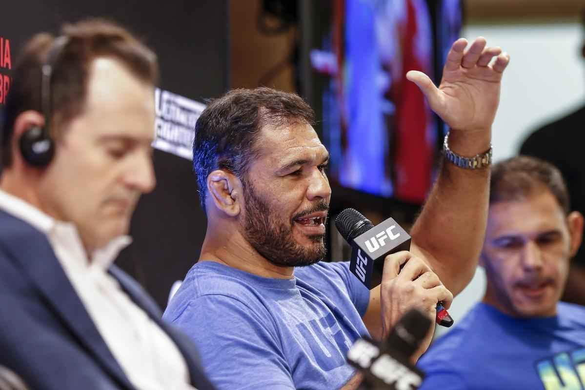 Lanamento da quarta temporada do TUF Brasil reuniu os treinadores das equipes, Mauricio Shogun e Rodrigo Minotauro, ao lado do auxiliar, o irmo Rogrio Minotouro 