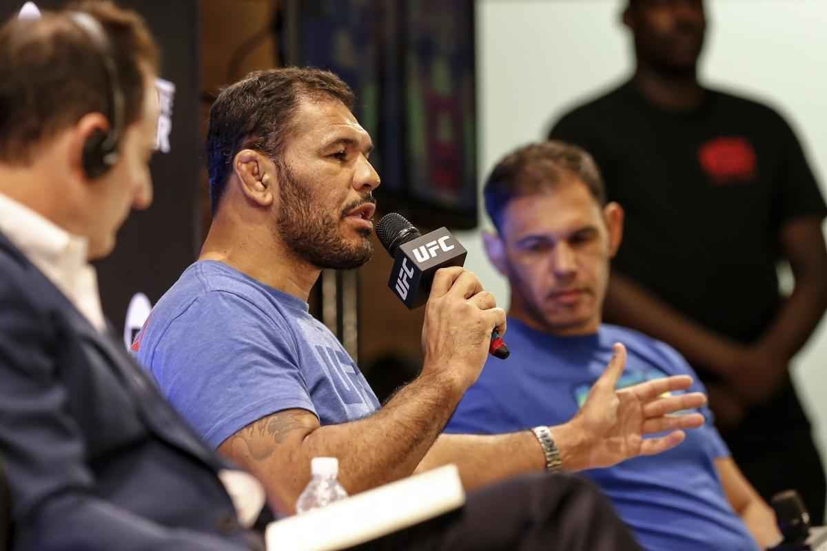 Lanamento da quarta temporada do TUF Brasil reuniu os treinadores das equipes, Mauricio Shogun e Rodrigo Minotauro, ao lado do auxiliar, o irmo Rogrio Minotouro 