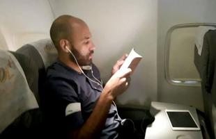 Bruno Rodrigo aproveitou as cinco horas de voo para ler um livro
