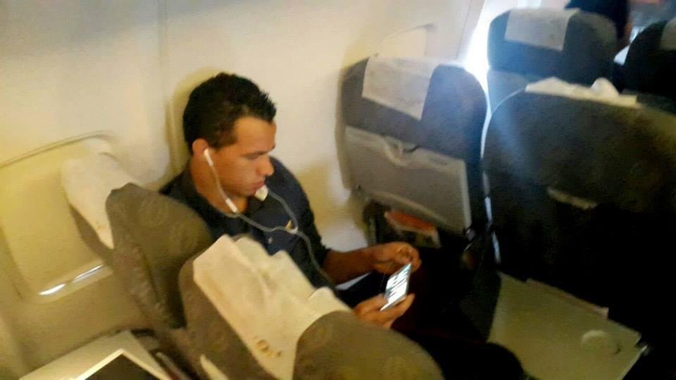 Leandro Damio se entreteve pelo celular durante o voo