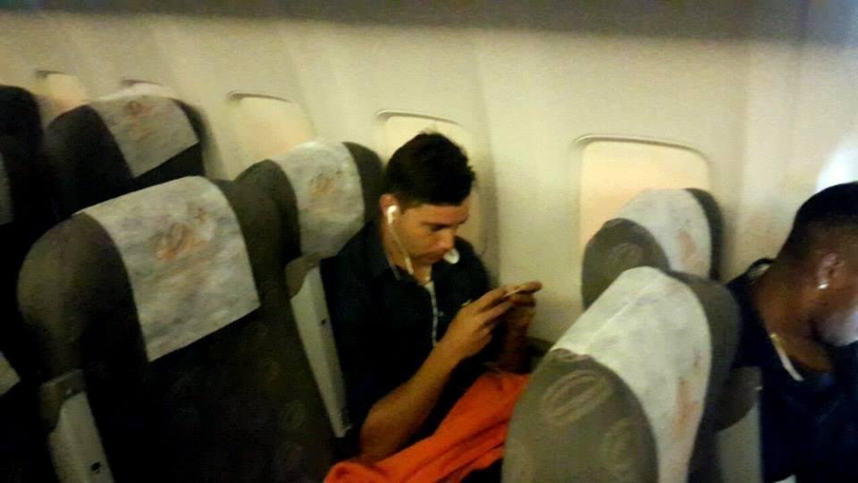 Lateral-esquerdo Mena tambm aderiu ao celular para passar o tempo