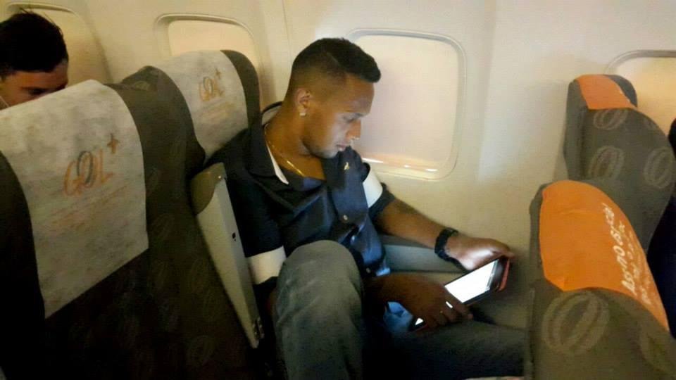 Lateral-esquerdo Gilson com o celular