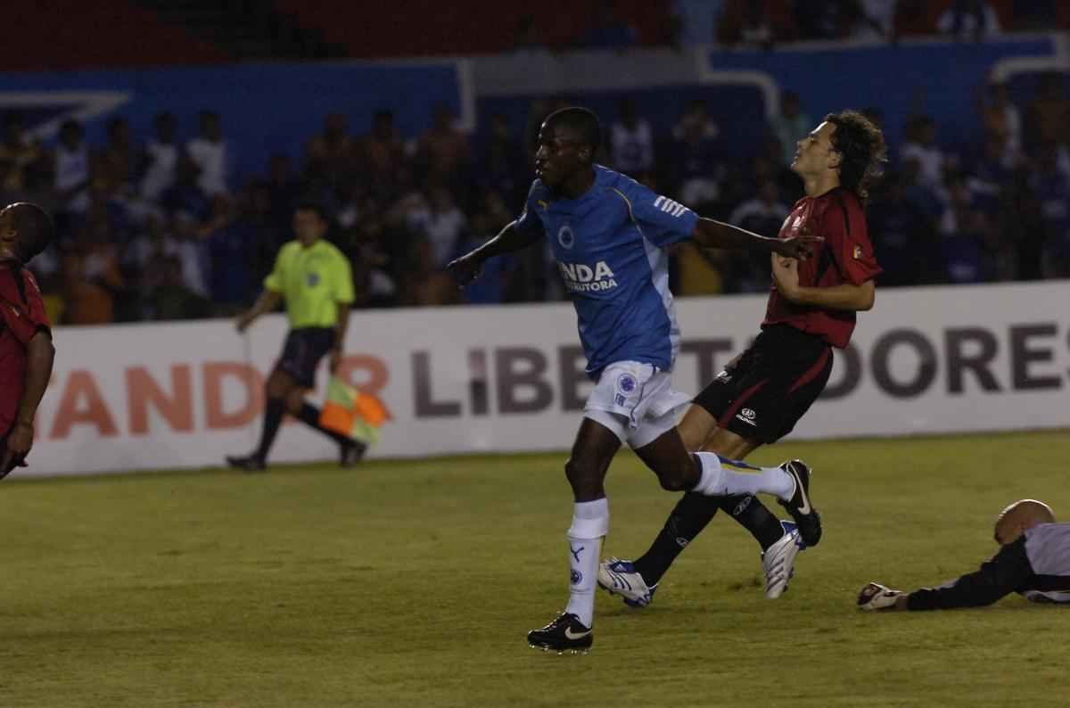 Em 2008, pela fase de grupos, Cruzeiro fez 3 a 0 no Caracas em Belo Horizonte.