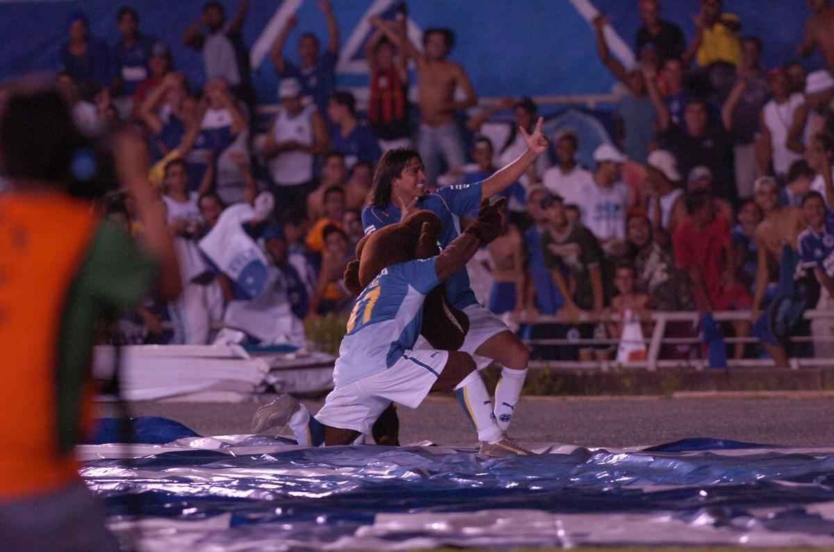 Marcelo Moreno tambm marcou contra o Caracas e comemorou com o mascote Raposo.