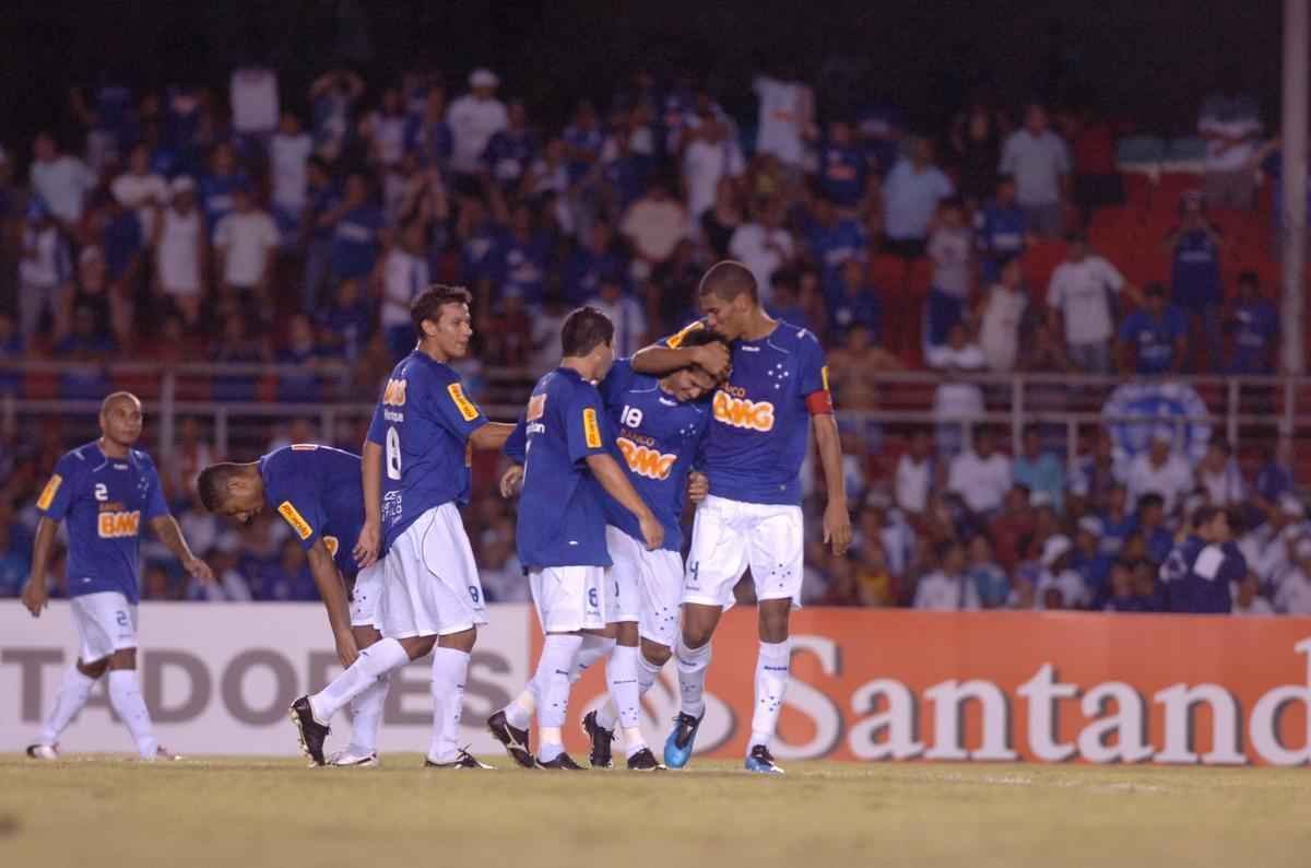 Jogadores comemoram bom resultado sobre o Deportivo Itlia em 2010