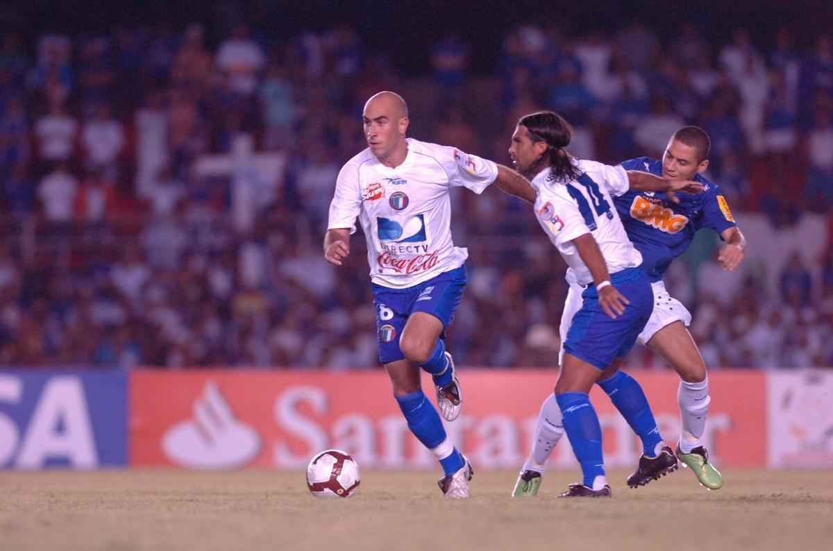 No Mineiro, Cruzeiro derrotou o mesmo Deportivo Itlia por 2 a 0.