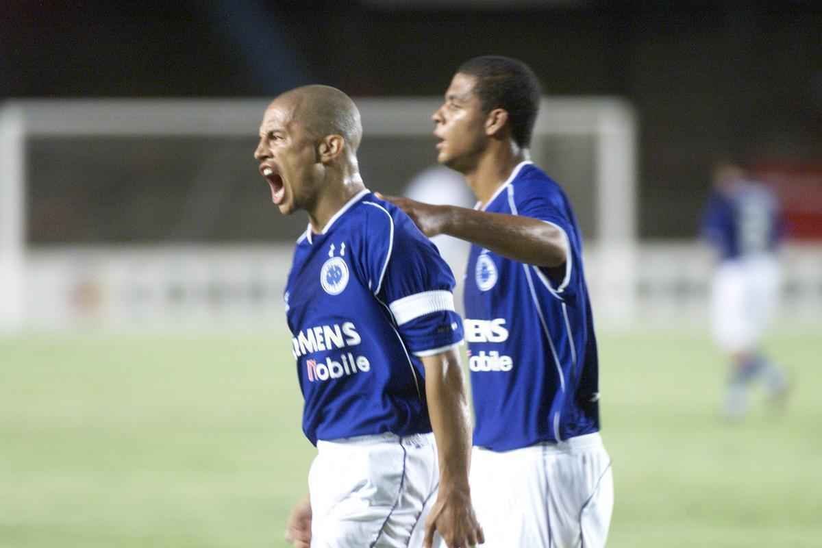Alex comemora gol marcado contra o Caracas em 2004