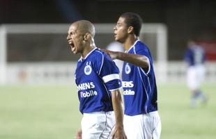 Alex comemora gol marcado contra o Caracas em 2004