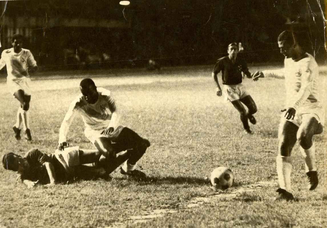 Imagem rara do Estado de Minas registra momento do primeiro jogo do Cruzeiro fora do Brasil. Foi pela Libertadores de 1967, contra o Deportivo Galicia, na Venezuela, com vitria celeste por 1 a 0.