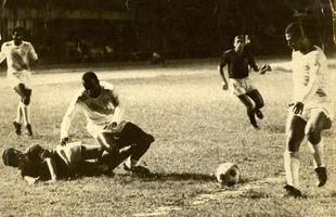 Imagem rara do Estado de Minas registra momento do primeiro jogo do Cruzeiro fora do Brasil. Foi pela Libertadores de 1967, contra o Deportivo Galicia, na Venezuela, com vitria celeste por 1 a 0.