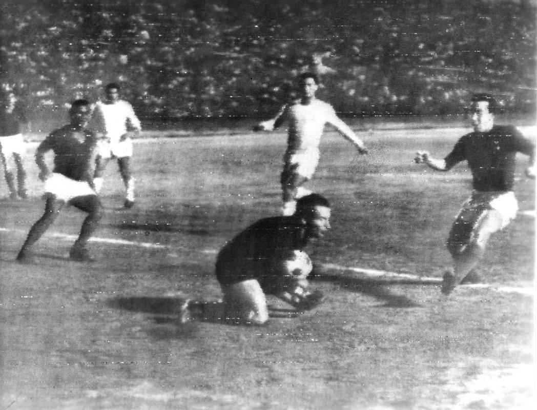 Imagem do jogo entre Deportivo Italia e Cruzeiro, vencido pela Raposa por 3 a 0 na Venezuela, com dois gols de Tosto, pela Copa Libertadores de 1967.