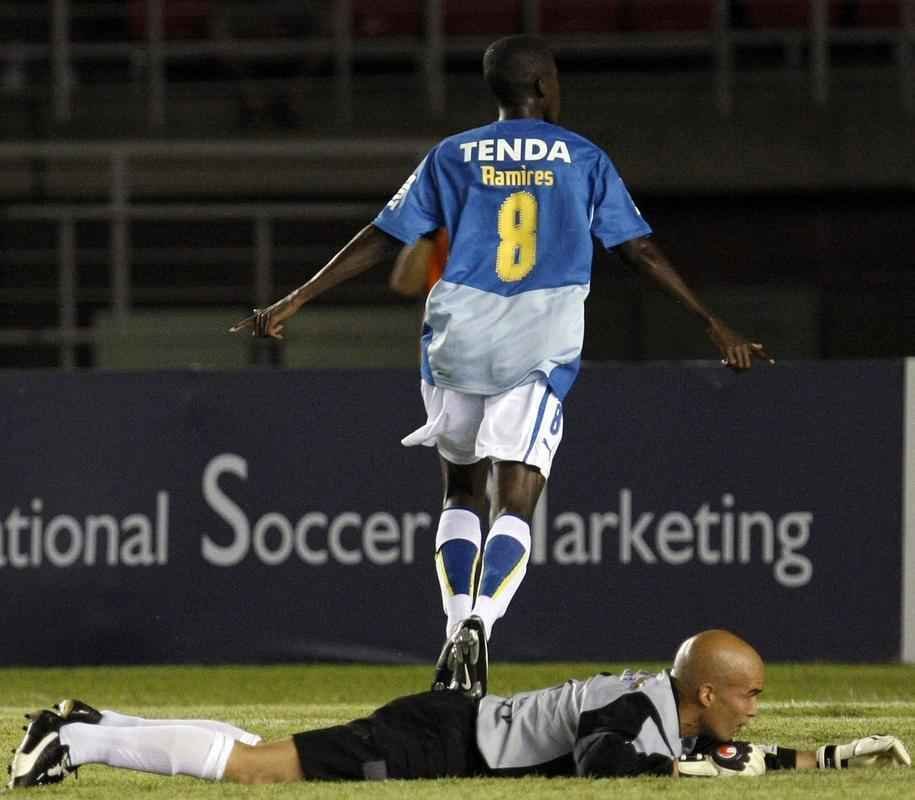 Ramires marcou um dos gols da goleada por 3 a 0 sobre o Caracas no Mineiro.