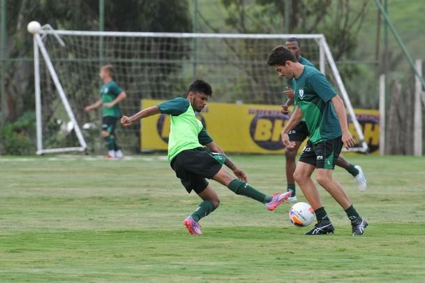 Imagens do treino coletivo do Amrica desta quarta-feira (18/03). Rubens marcou para os titulares e Rodrigo Silva empatou para os reservas: 1 a 1.