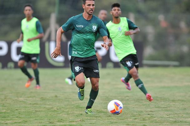 Imagens do treino coletivo do Amrica desta quarta-feira (18/03). Rubens marcou para os titulares e Rodrigo Silva empatou para os reservas: 1 a 1.