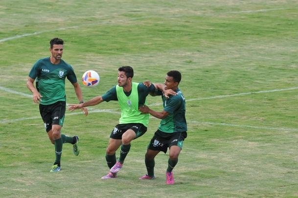 Imagens do treino coletivo do Amrica desta quarta-feira (18/03). Rubens marcou para os titulares e Rodrigo Silva empatou para os reservas: 1 a 1.