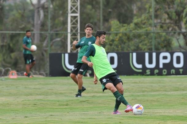 Imagens do treino coletivo do Amrica desta quarta-feira (18/03). Rubens marcou para os titulares e Rodrigo Silva empatou para os reservas: 1 a 1.
