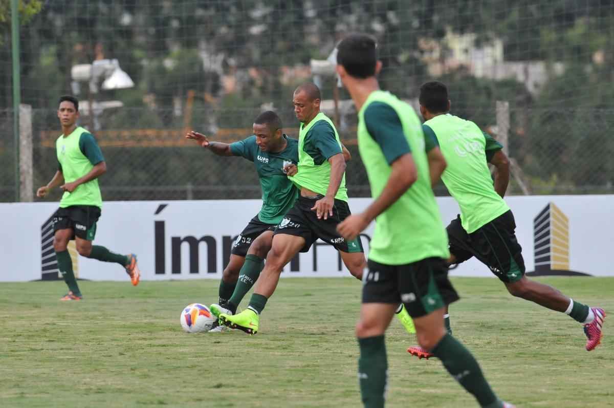 Imagens do treino coletivo do Amrica desta quarta-feira (18/03). Rubens marcou para os titulares e Rodrigo Silva empatou para os reservas: 1 a 1.