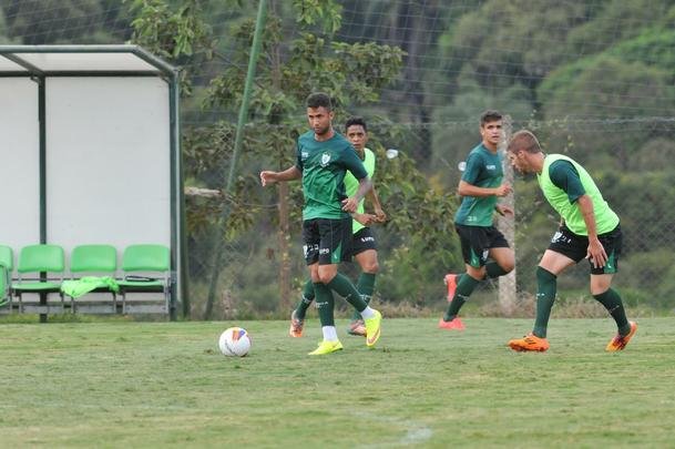 Imagens do treino coletivo do Amrica desta quarta-feira (18/03). Rubens marcou para os titulares e Rodrigo Silva empatou para os reservas: 1 a 1.