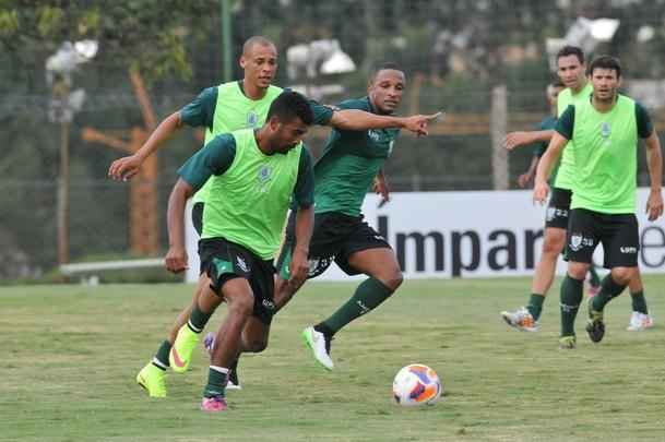 Imagens do treino coletivo do Amrica desta quarta-feira (18/03). Rubens marcou para os titulares e Rodrigo Silva empatou para os reservas: 1 a 1.