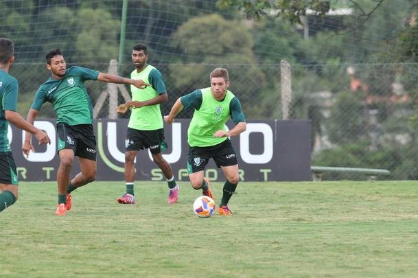 Imagens do treino coletivo do Amrica desta quarta-feira (18/03). Rubens marcou para os titulares e Rodrigo Silva empatou para os reservas: 1 a 1.