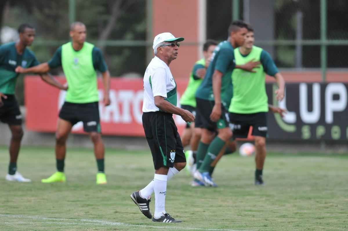 Imagens do treino coletivo do Amrica desta quarta-feira (18/03). Rubens marcou para os titulares e Rodrigo Silva empatou para os reservas: 1 a 1.